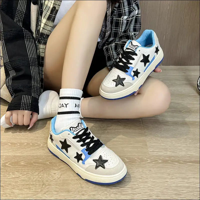 Trendy Contrast Star Round Toe Athletic Sneakers - Shoes on Sale Worldwide Shipping